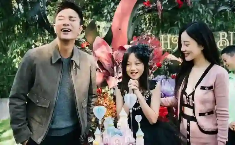 好了伤疤忘了疼！贾乃亮李小璐合体出游，女儿甜馨表现惹众议