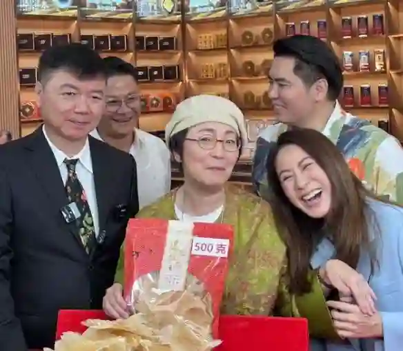 港星艾威妻子病逝，他为救妻花光全部积蓄，放弃生育助养28名儿童
