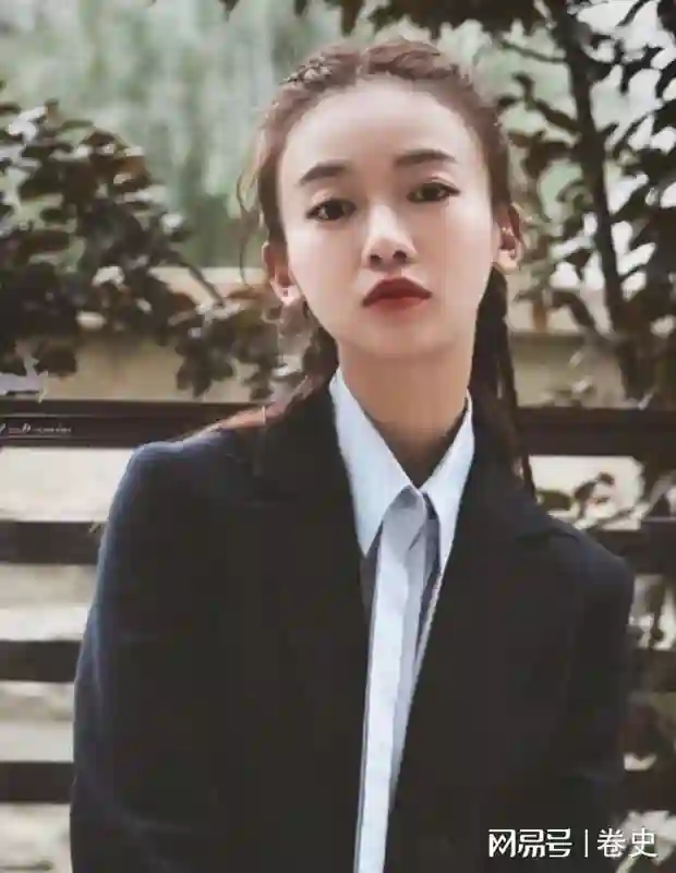 仅仅2个月像换了个人，产后复出的吴谨言，终究是走了杨幂的老路