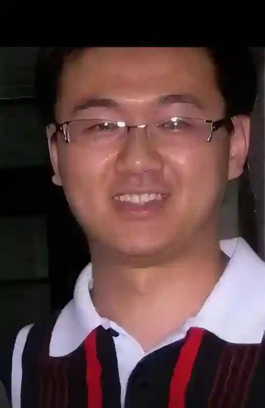 殷桃增肥后变化惊人，短款外套搭半身裙，墨镜时髦减龄，状态超绝