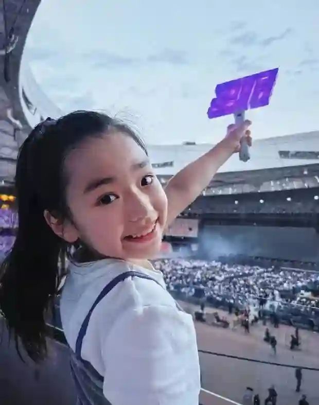 董璇携女儿追星林俊杰，小酒窝举灯牌甜笑入镜