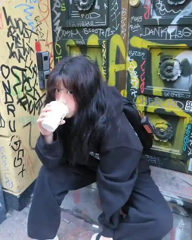 贾静雯19岁女儿梧桐妹被质疑已辍学，分享街拍变漂亮了