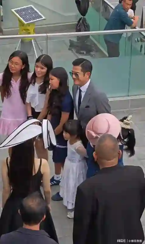 尴尬！大家只找郭富城合影，方媛打扮绝美被晾一边，天王嫂空头衔