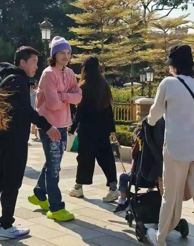 郭碧婷给儿子过三岁生日，小向笙留长发像向佐，生日待遇不如姐姐