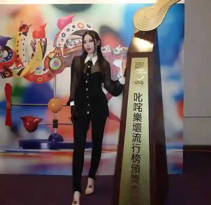 甄子丹妻子女儿拍时尚大片！大秀1米8好身材，21岁甄济如长腿抢镜