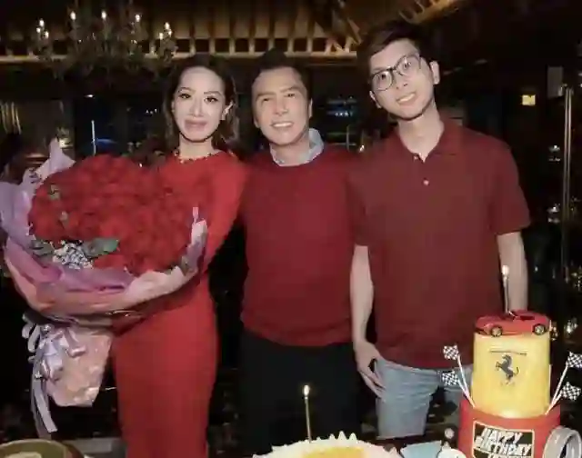 62岁甄子丹在香港，为大儿子庆生，甄文卓高大帅气，父子长得好像