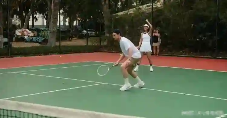 立夏暴击！朱丹周一围网球约会甜度爆表 结婚8年眼神拉丝惊呆网友