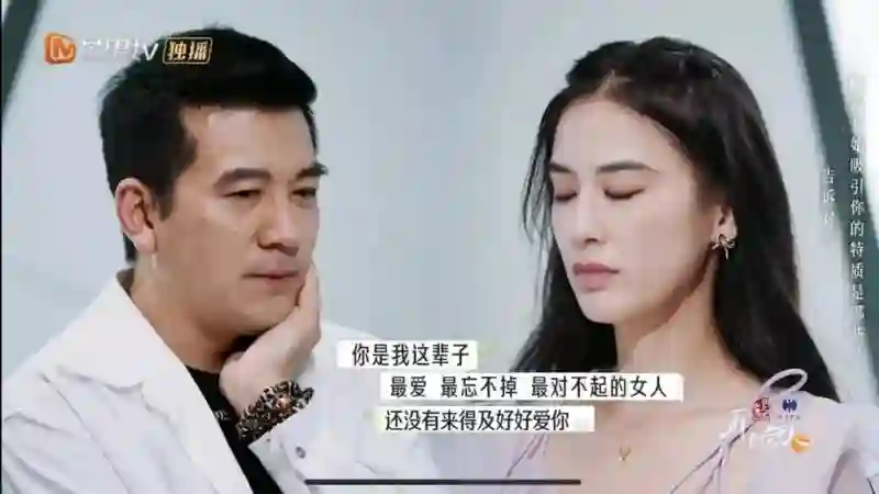 三亚偶遇42岁黄圣依，穿比基尼秀身材，陈梦手挽手抢镜太吸睛！