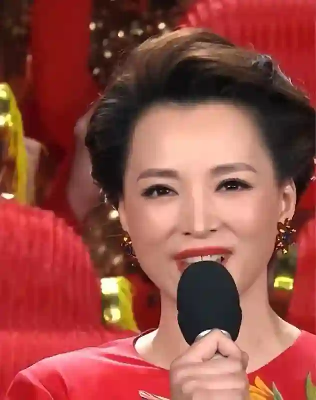 密春雷风波过后，董卿近况曝光，被搀扶走出医院 如今处境早有预兆