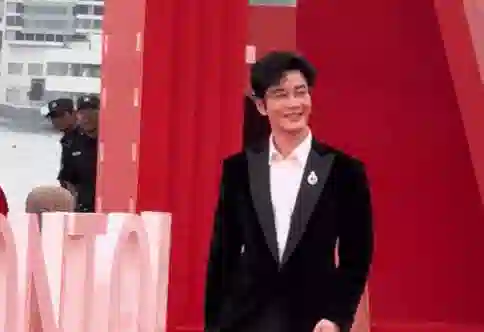 中国电影导演之夜：宋佳满分贵气，刘雨昕造型怪，周笔畅你穿的啥