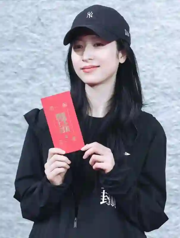 她是肖战八年的闺蜜，李现如今的绯闻女友，是娱乐圈帅哥收割机