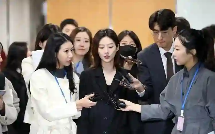 对赌协议成为“催命符”，冯小刚赔了1.68亿，28岁女星被逼自杀！