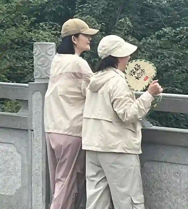 谢娜精力真旺盛，两天飞两地赶录节目，一口气爬200米山坡真厉害