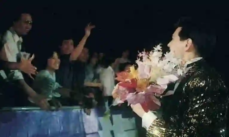 成龙老了，李连杰老了，周星驰也老了，而64岁的他看起来却像30岁