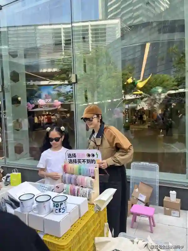 孙俪带女儿参加公益，小花很认真晒黑了，孙俪私服衣品被称赞