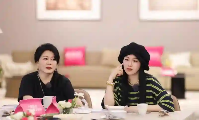 李嘉格终于说实话，和婆婆价值观一致，亲妈却成了陌生人