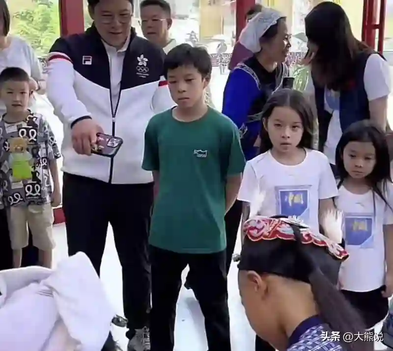 郭晶晶儿子罕见露脸，被夸外国帅哥范儿，跟妹妹三人共用一张脸