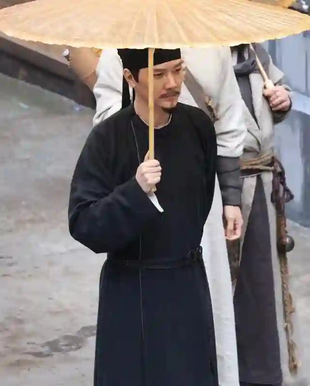 冯绍峰横店被偶遇，面容沧桑很疲惫，前妻有了新恋情，他变化好大