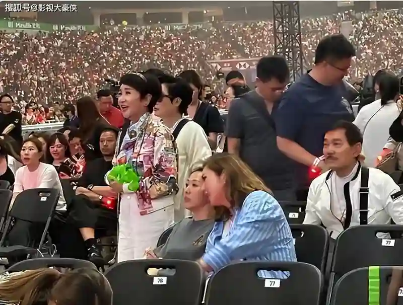 88岁谢贤暴瘦坐轮椅，与嫩模分手后憔悴不堪，晚年孤独引唏嘘