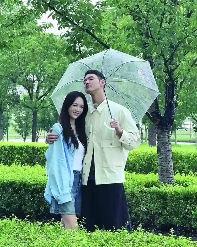17年后雨中同框！陈乔恩阮经天撑伞引爆追忆杀，谁的DNA动了