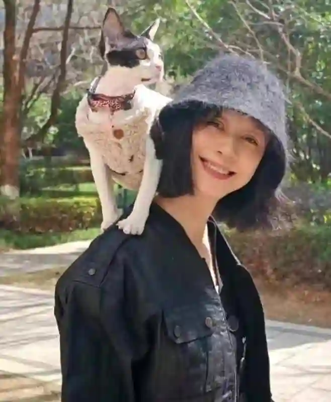 47岁倪虹洁痛哭失控，父亲冷漠无视，儿子直喊大名，人生中年不敢再婚