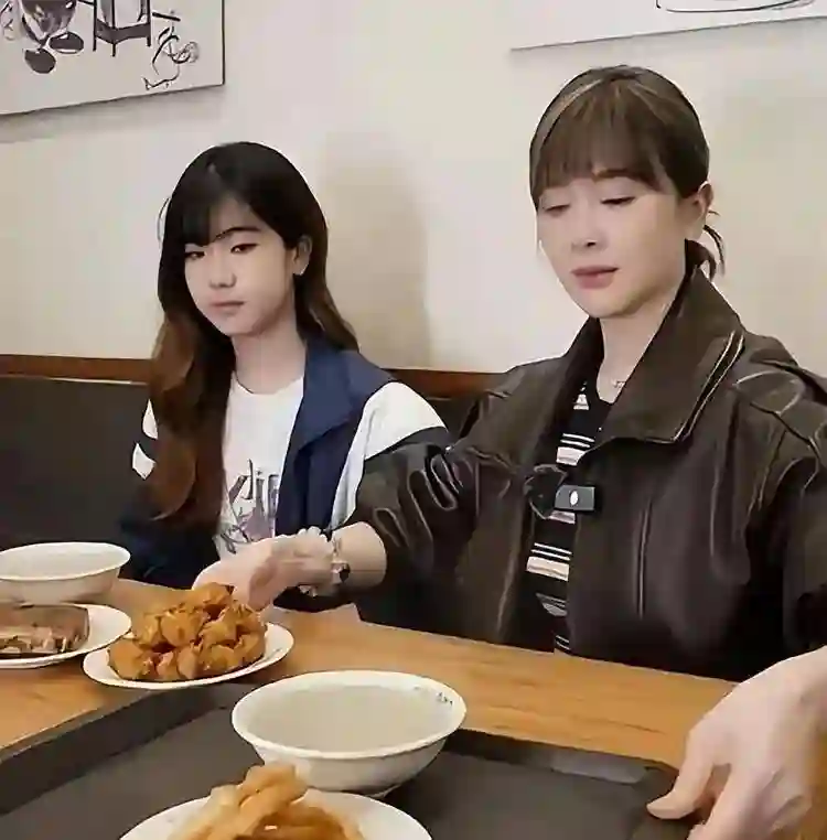 48岁左小青现状：现身香港，素颜皮肤嫩到发光，如今单身不谈恋爱