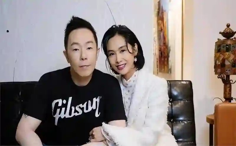 哇塞！52岁朱茵竟住深山陋屋开旧车，活成娱乐圈李子柒，太意外啦
