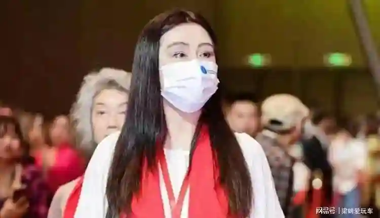王祖贤亮相国际灸法大会，面相发福还有皱纹，怎么老成这样了？
