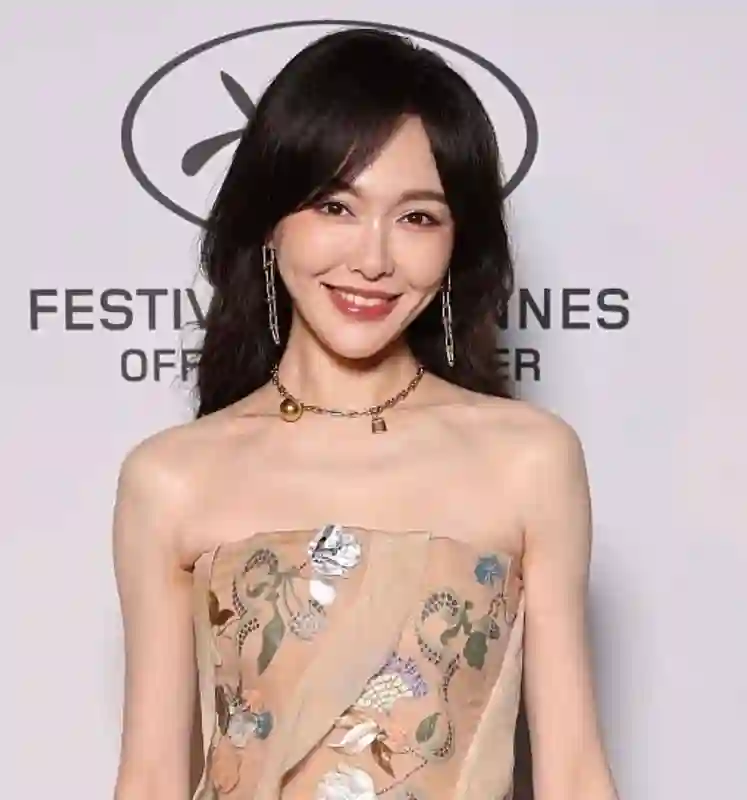 42岁唐嫣戛纳生图来了！苹果肌下垂眼神涣散，新剧扑街影响状态