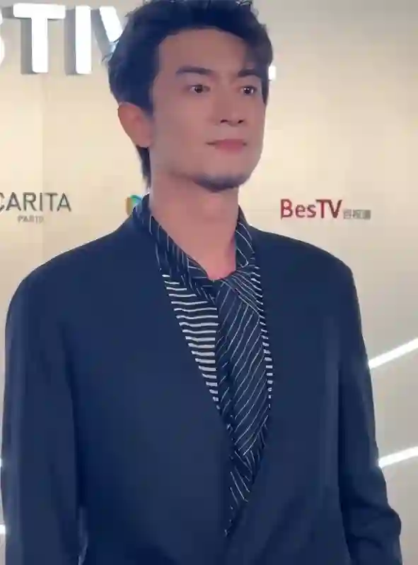 37岁林更新近照太沧桑，皮松脸垮像50岁，网友劝其少熬夜打游戏