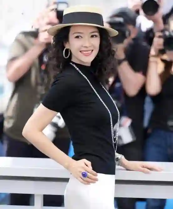 面相全变了！再看46岁章子怡大学合影，才知骨相和皮相老去的差距