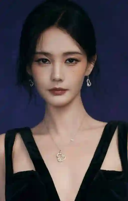 李一桐深V礼服+全包眼线！骨感身材A爆全场