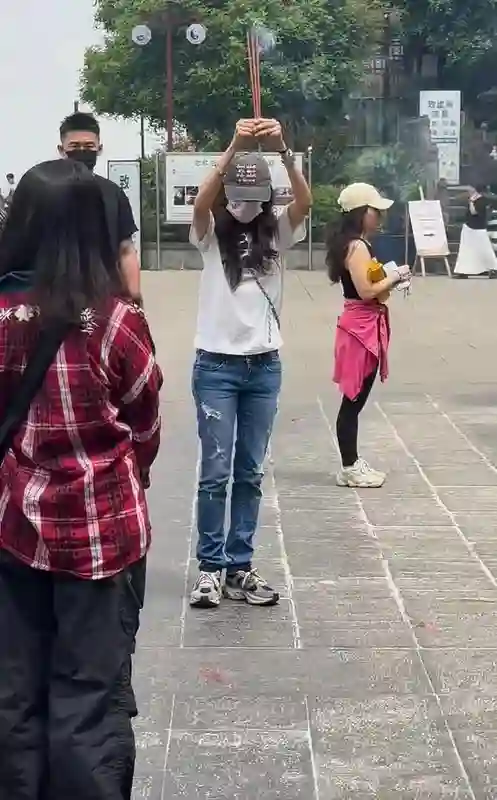 55岁莫文蔚在重庆烧香，又瘦又高老得太快，外籍老公倒是很年轻