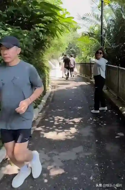 偶遇63岁梁朝伟晨跑，穿着朴素步履轻盈状态好，肚子肥大有老年味