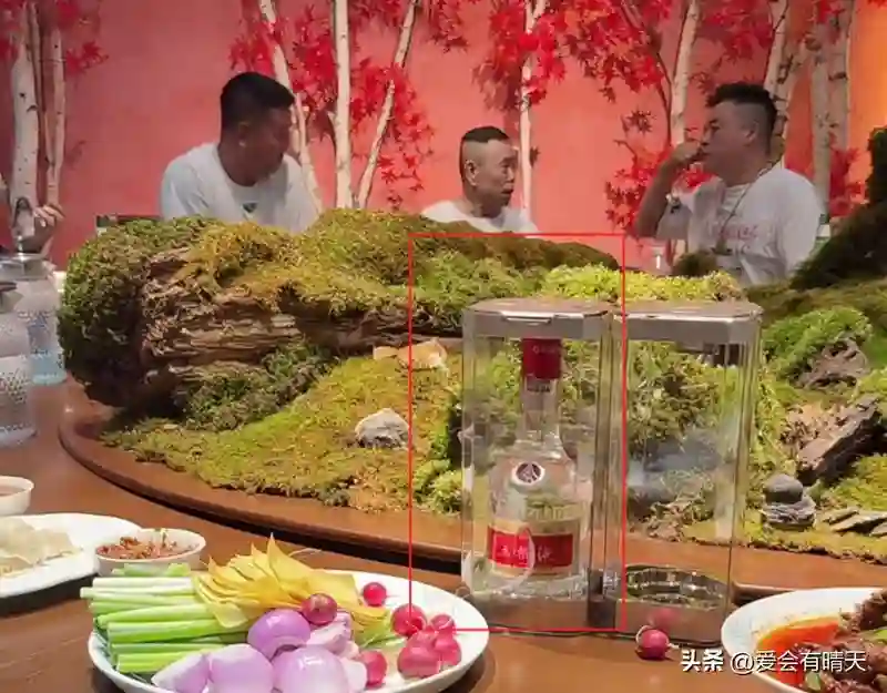 潘长江过68岁生日，饭菜很一般，五粮液直接摆上桌，徒弟来了不少