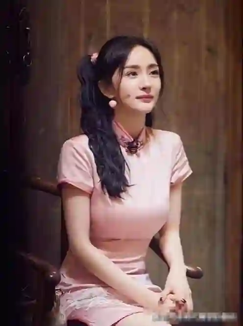 从默默跑龙套到掌控娱乐版图，杨幂的传奇逐梦路