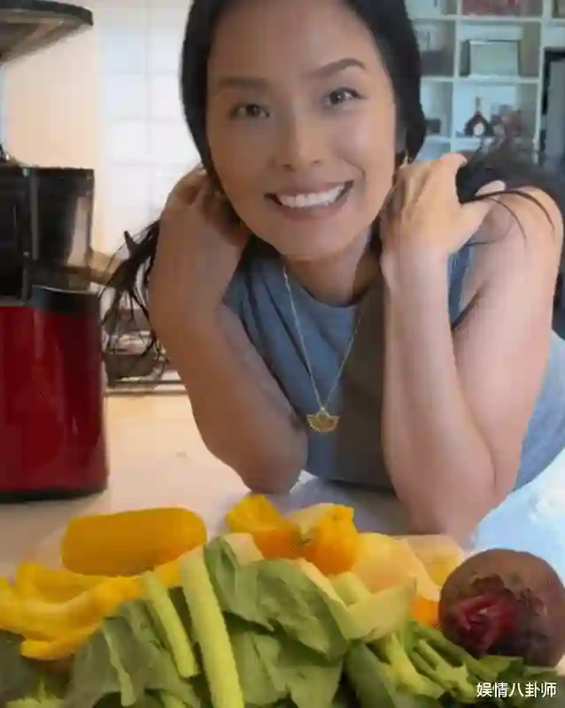 天后韦唯大儿子罕见同框，帅气儿子迷人眼，60岁韦唯逆龄状态惊艳