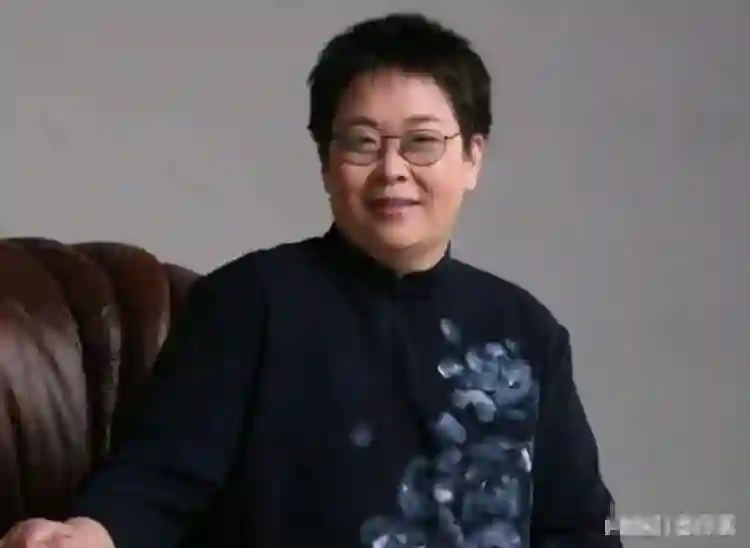 至今大龄未婚的12位主持人，个个才华横溢红极一时，哪位最可惜