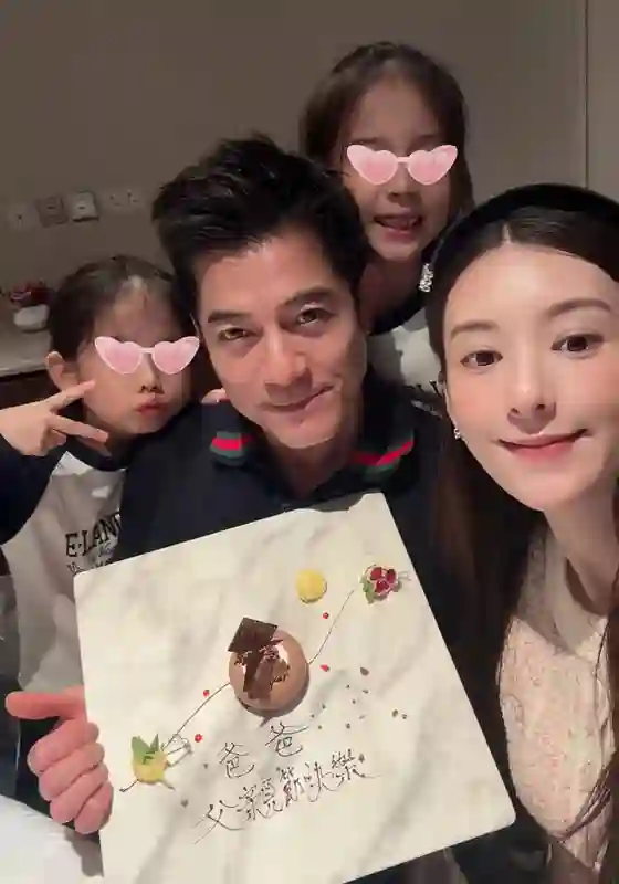 方媛官宣怀三胎后首更动态：与郭富城及两女儿甜蜜贴脸合影超温馨