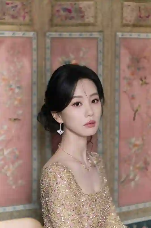 刘诗诗穿金粉刺绣裙美如画，东方古典风情诠释优雅迷人气质