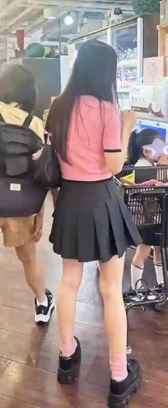 方媛带女儿逛超市被偶遇，怀三胎了仍穿厚底鞋！站姿显得有些豪放