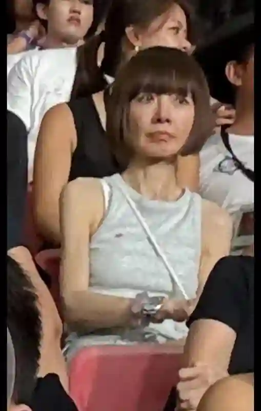 54岁鲁豫新加坡看演唱会，素颜穿无袖手臂有肉，胖了后气质变好了