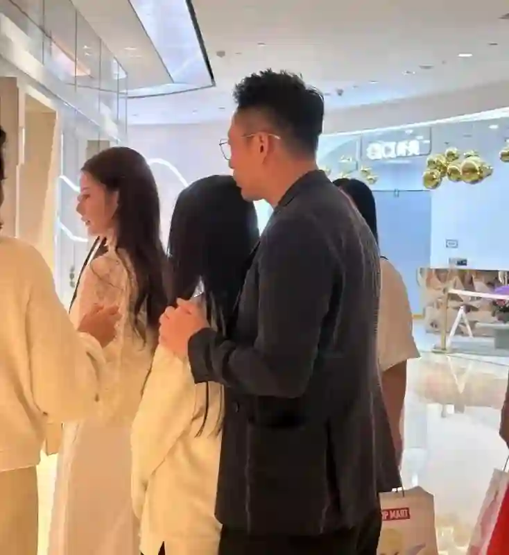 大S生前居住的豪宅要法拍，S妈心急找前女婿面谈，汪小菲不理会