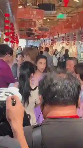 黄圣依菜市场被偶遇，离婚后容光焕发又嫩了，一身紫裙卷发好时尚