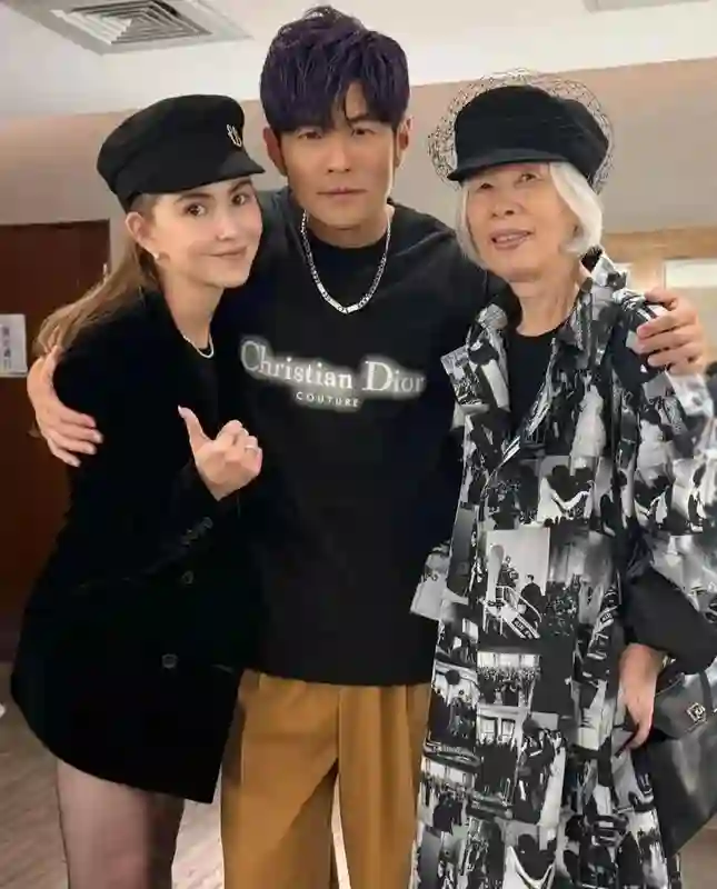 昆凌在澳洲带娃，海瑟薇快到爸爸肩膀，周杰伦背着3岁女儿好宠溺