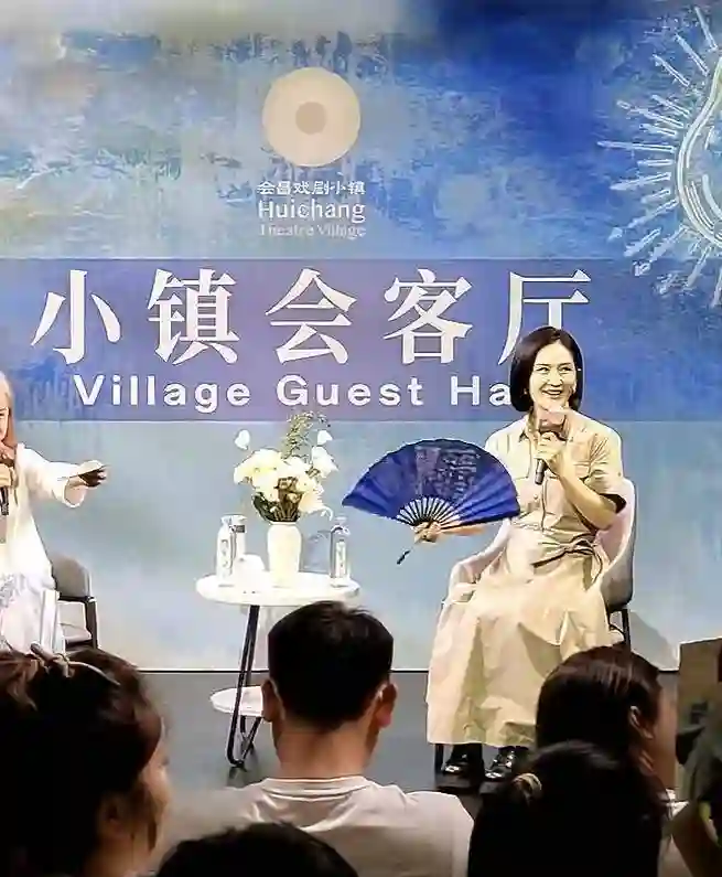 70岁林青霞在江西，穿着时尚一点不显老，与好友谢娜罕见同框