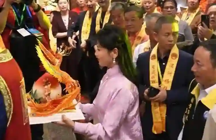 刘涛参加妈祖诞排场无人敌，两杠三星为她开路，亿万大佬只配拍照