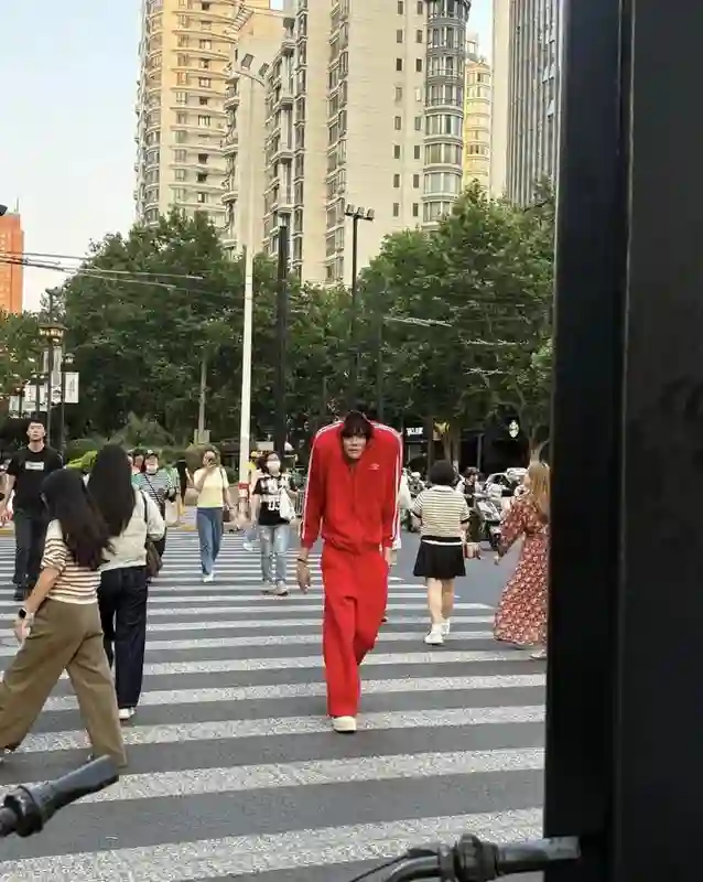 41岁向佐现身上海街头，打扮怪异，搞抽象行为艺术，越来越疯了