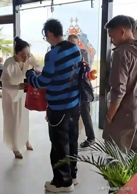 中餐厅9路透，黄晓明条纹衫厚底鞋打扮帅气，被吐槽是老人装年轻