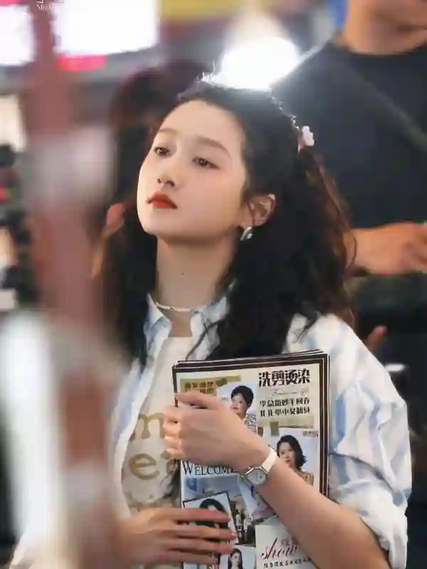 关晓彤现身山东农贸市场，发传单无人理，颜值是真的开始下滑